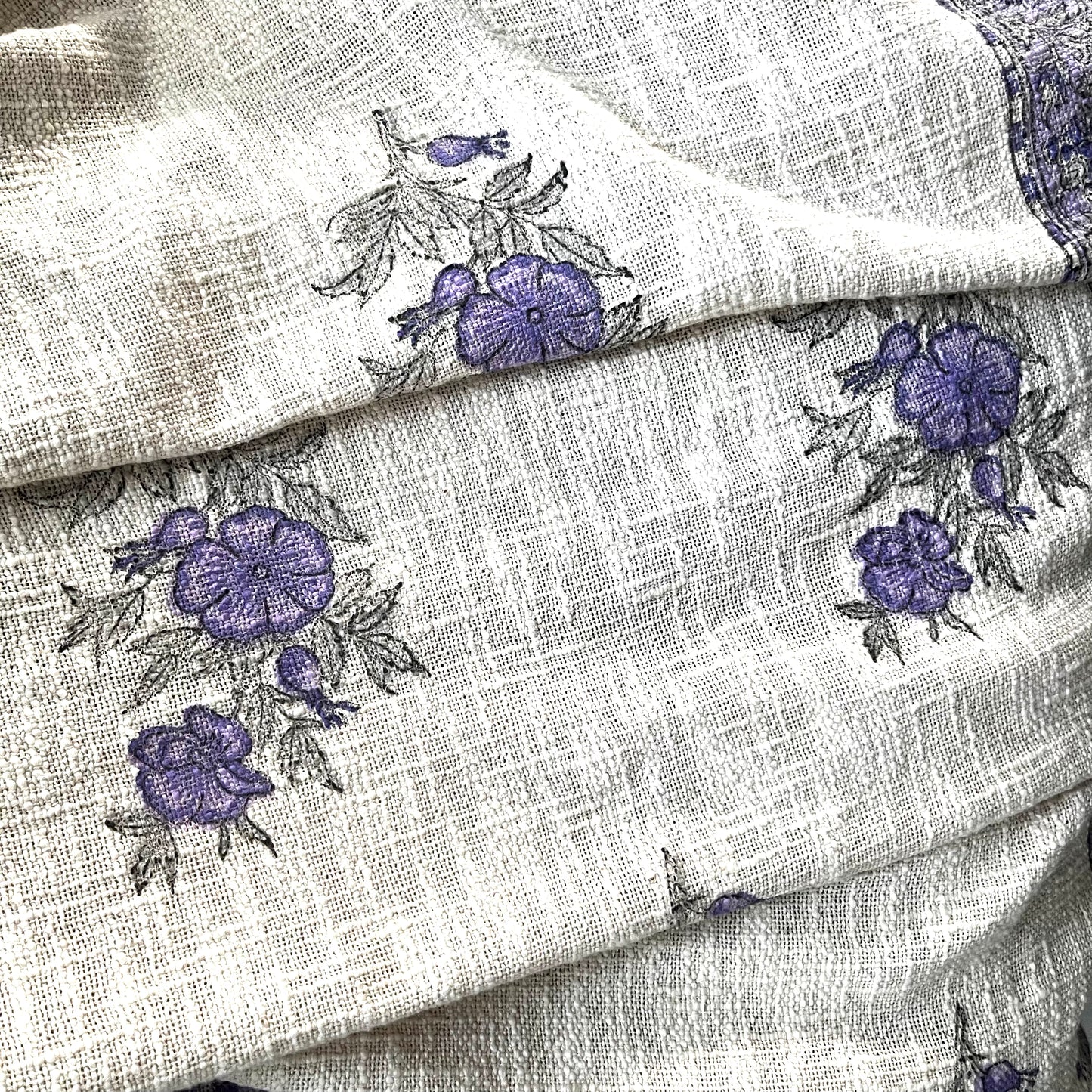 Effortless Violet Floral Jute Sofa Throw